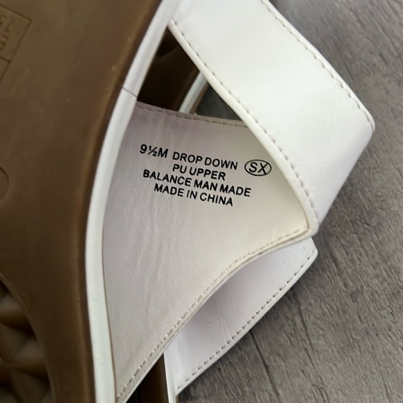 AEROSOLES - Picture 4 of 4